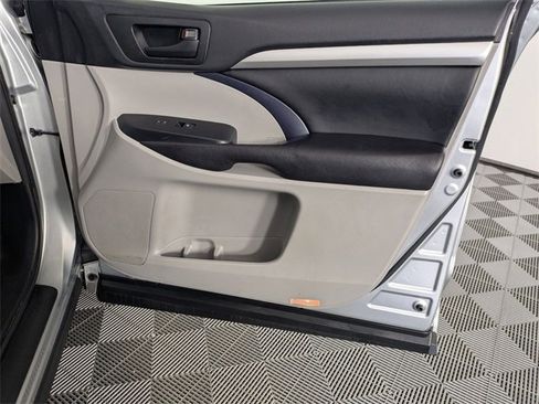 Used 2017 Toyota Highlander Plus image 34