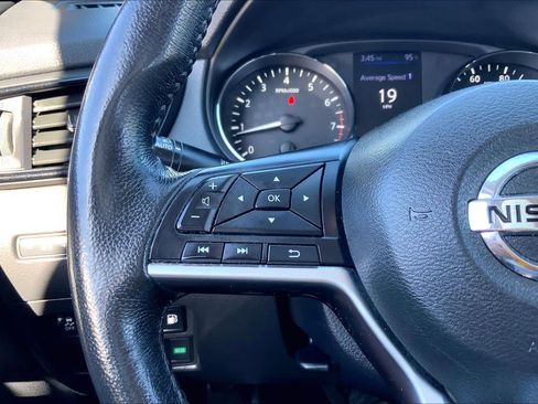 Used 2018 Nissan Rogue SV image 24