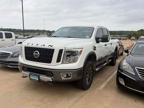 Used 2017 Nissan Titan PRO-4X w/ Pro-4x Convenience Package AWD/4WD image 2
