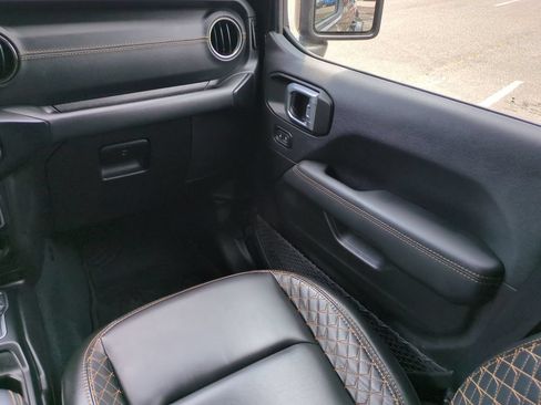 Used 2022 Jeep Wrangler Unlimited Sahara AWD/4WD image 17
