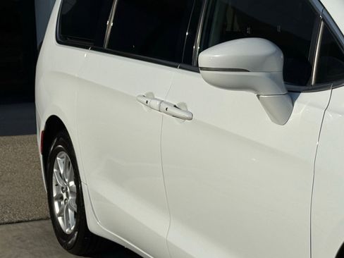 Used 2022 Chrysler Pacifica Touring-L FWD image 8