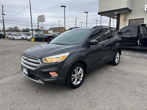 Used 2018 Ford Escape SE FWD image 2