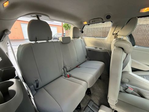 Used 2012 Toyota Sienna XLE image 12