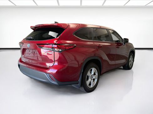 Used 2023 Toyota Highlander LE AWD/4WD image 4