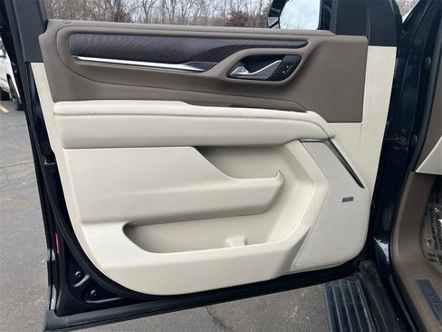 Used 2022 GMC Yukon Denali w/ Denali Premium Package image 11