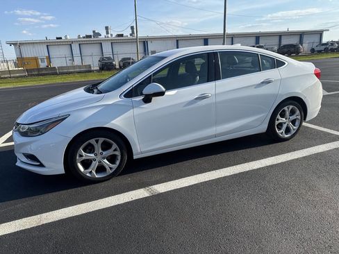 Used 2017 Chevrolet Cruze Premier FWD image 4