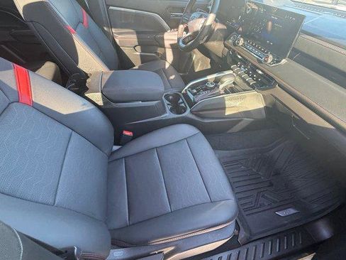 Used 2025 Chevrolet Colorado Z71 w/ Z71 Convenience Package 2 image 11