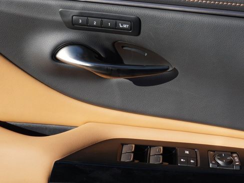 Certified 2025 Lexus ES 350 w/ Premium Package image 21