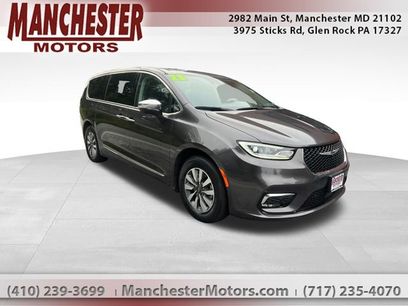 Used 2023 Chrysler Pacifica Limited w/ Uconnect Theater Family Group