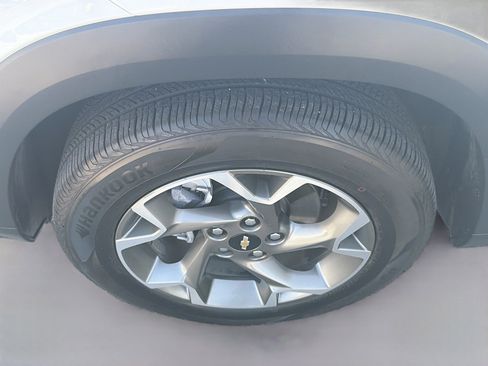 Used 2025 Chevrolet Trax LT FWD image 36