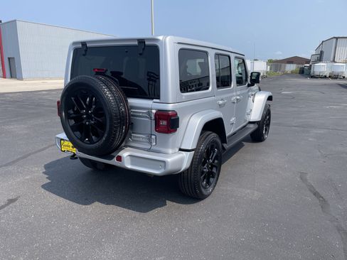 Used 2023 Jeep Wrangler Unlimited Sahara AWD/4WD image 8