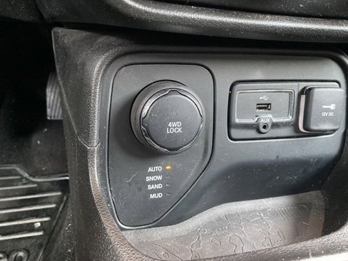 Certified 2017 Jeep Renegade Latitude w/ Cold Weather Group image 27