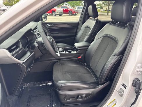 Certified 2025 Jeep Grand Cherokee Altitude AWD/4WD image 11