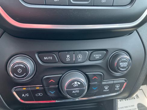 Used 2021 Jeep Cherokee Latitude Lux w/ Comfort/Convenience Group FWD image 25