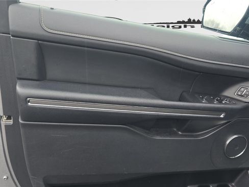 Used 2024 Ford Expedition Max XLT image 11