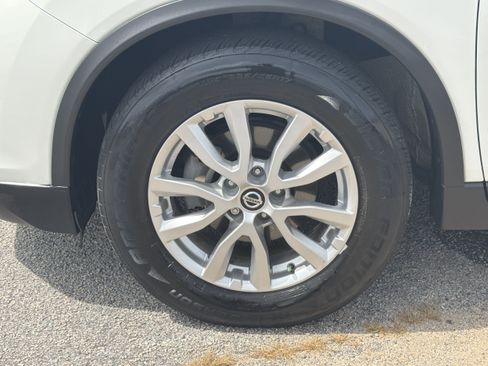 Used 2018 Nissan Rogue SV w/ Premium Package FWD image 11