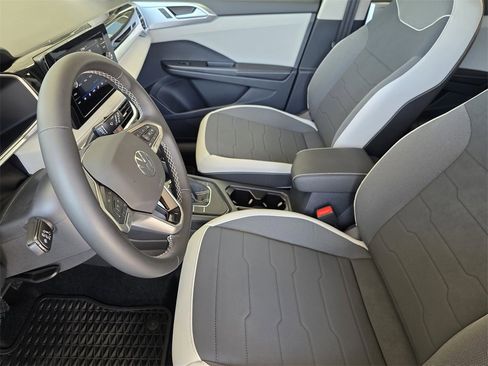 New 2025 Volkswagen Taos SE image 9