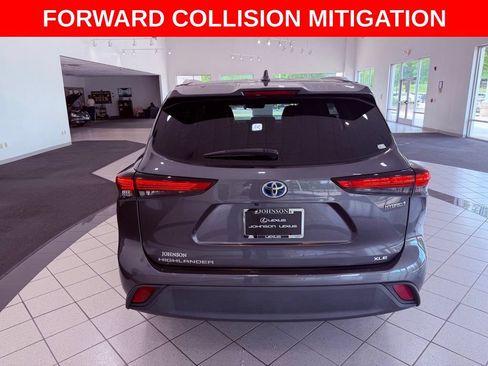 Used 2022 Toyota Highlander XLE AWD/4WD image 6