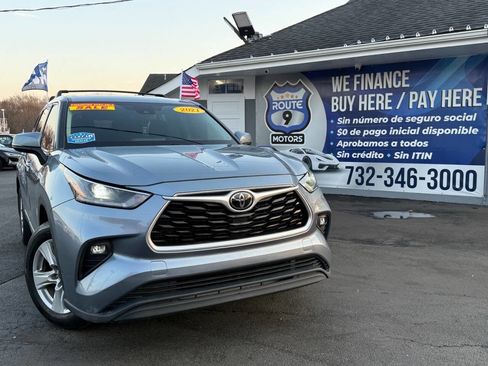 Used 2021 Toyota Highlander LE image 1