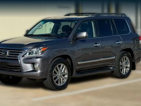 Used 2013 Lexus LX 570 4WD w/ Luxury Pkg w/Pre-crash image 3
