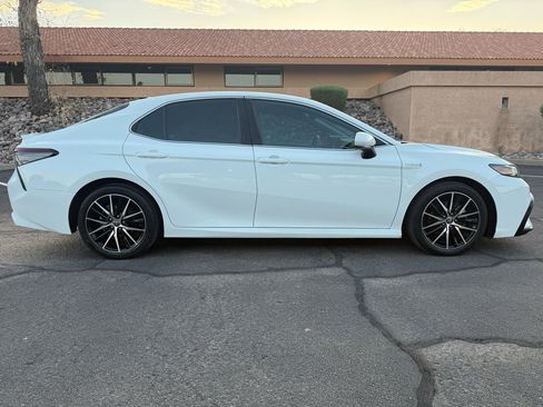 Used 2021 Toyota Camry SE image 2