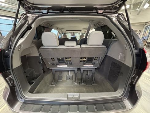 Used 2017 Toyota Sienna XLE image 50
