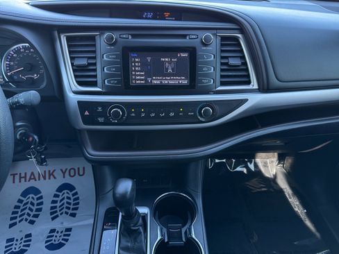 Used 2019 Toyota Highlander LE FWD image 18