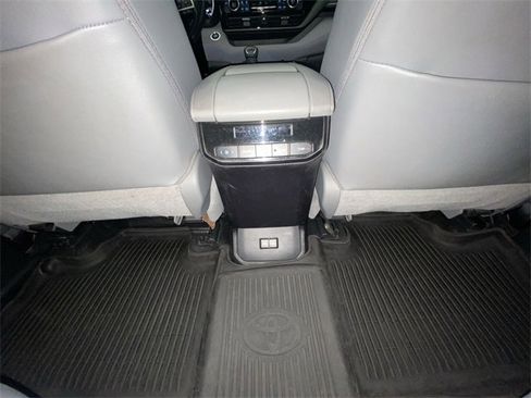 Used 2022 Toyota Highlander XLE image 30