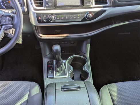 Used 2018 Toyota Highlander LE image 18