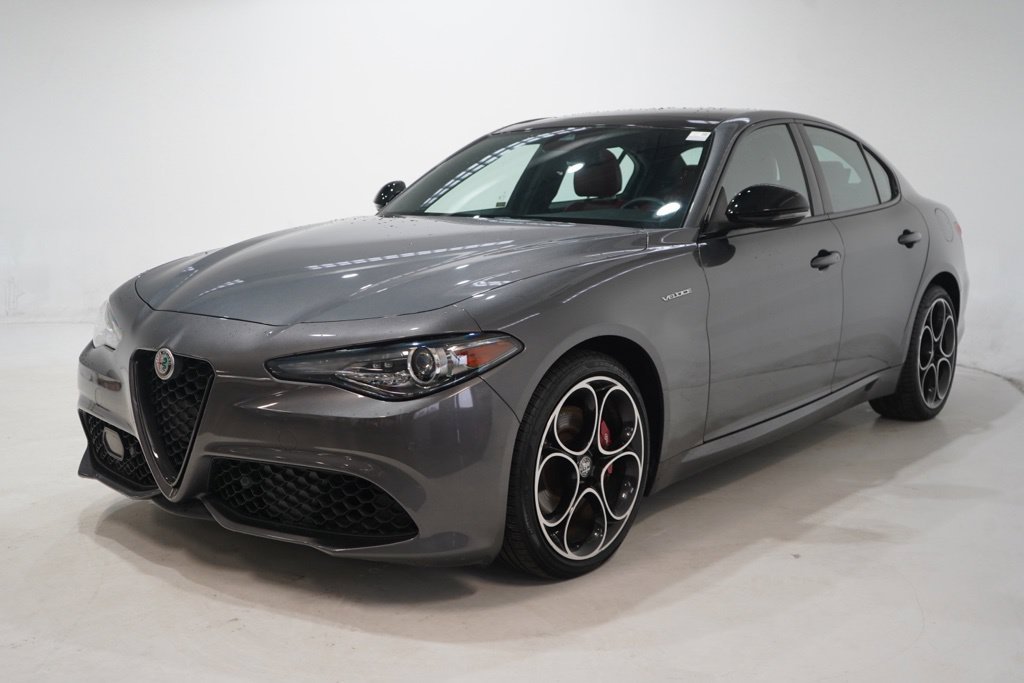 Used 2023 Alfa Romeo Giulia Veloce AWD/4WD image 3