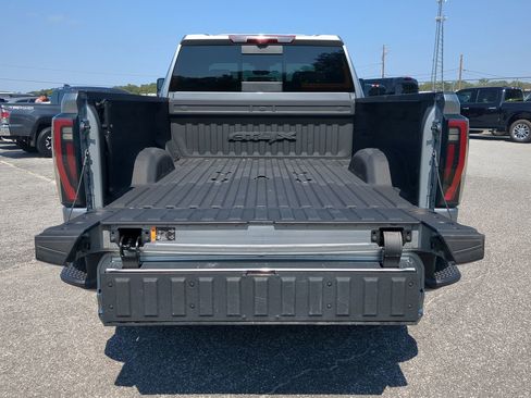 Used 2024 GMC Sierra 2500 AT4X image 11