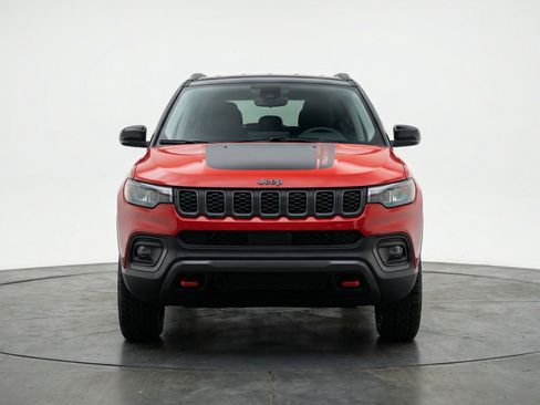 Used 2025 Jeep Compass Trailhawk image 2