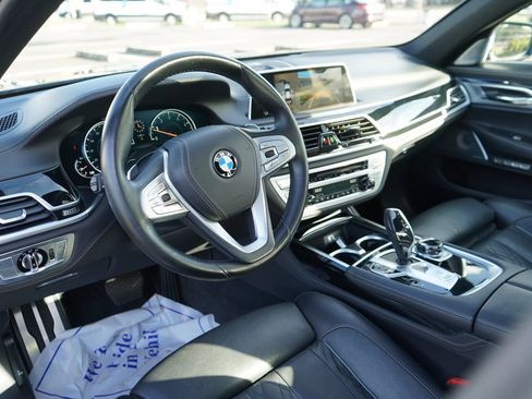 Used 2018 BMW 750i RWD image 9