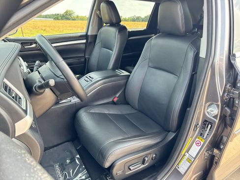 Used 2017 Toyota Highlander XLE FWD image 11
