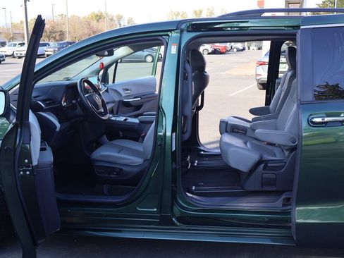 Used 2024 Toyota Sienna XLE image 32