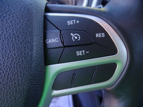 Used 2017 Jeep Cherokee 4WD Trailhawk w/ Cold Weather Group image 17
