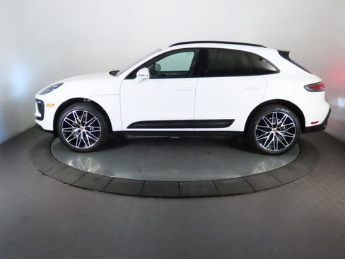 Certified 2026 Porsche Macan AWD/4WD image 2