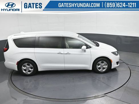 Used 2017 Chrysler Pacifica Touring Plus image 51