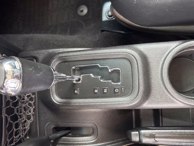 Used 2015 Jeep Wrangler Unlimited Rubicon w/ Connectivity Group AWD/4WD image 6