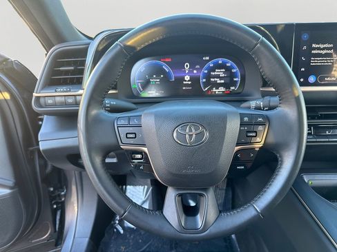 Used 2023 Toyota Crown XLE image 12