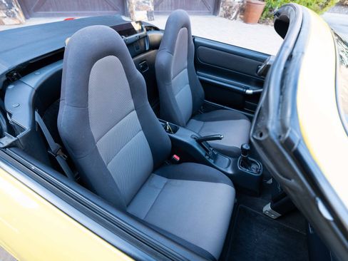 Used 2001 Toyota MR2 RWD image 3