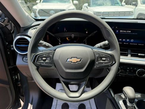 Used 2025 Chevrolet Trax LT FWD image 5