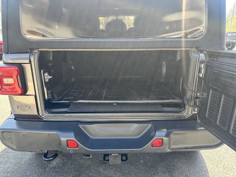 Used 2018 Jeep Wrangler Unlimited Sahara w/ Safety Group image 20