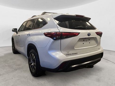 Used 2023 Toyota Highlander XLE image 3