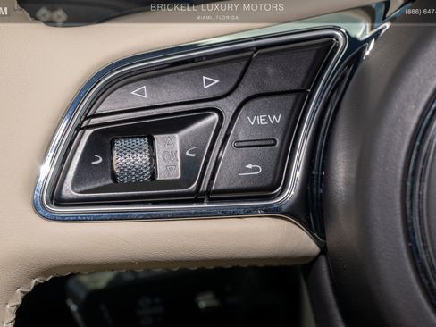Used 2021 Bentley Bentayga Plug-In Hybrid AWD/4WD image 33