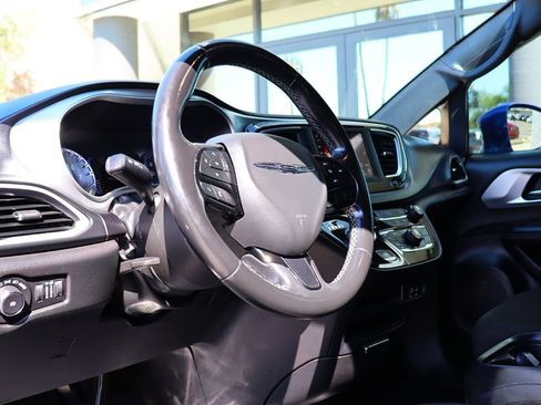 Used 2020 Chrysler Pacifica Touring w/ S Appearance Package FWD image 43