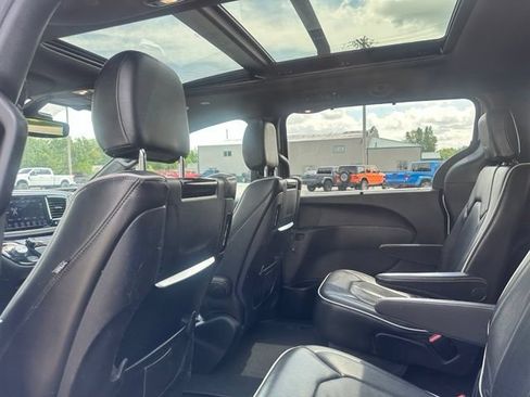 Used 2018 Chrysler Pacifica Limited w/ Advanced Safetytec Group FWD image 23