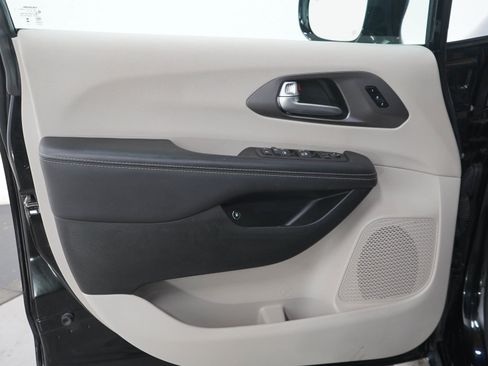 Used 2024 Chrysler Pacifica Limited FWD image 21