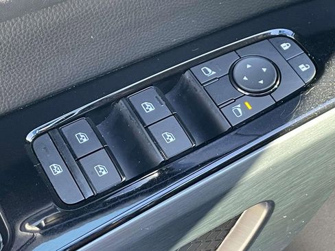 Used 2023 Nissan Pathfinder SL image 18