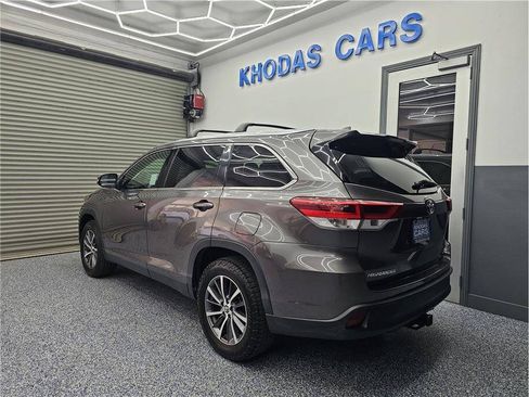 Used 2019 Toyota Highlander XLE FWD image 2
